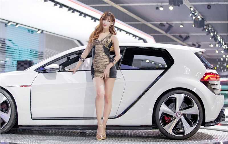 精选制服黑丝车模户外迷人图册